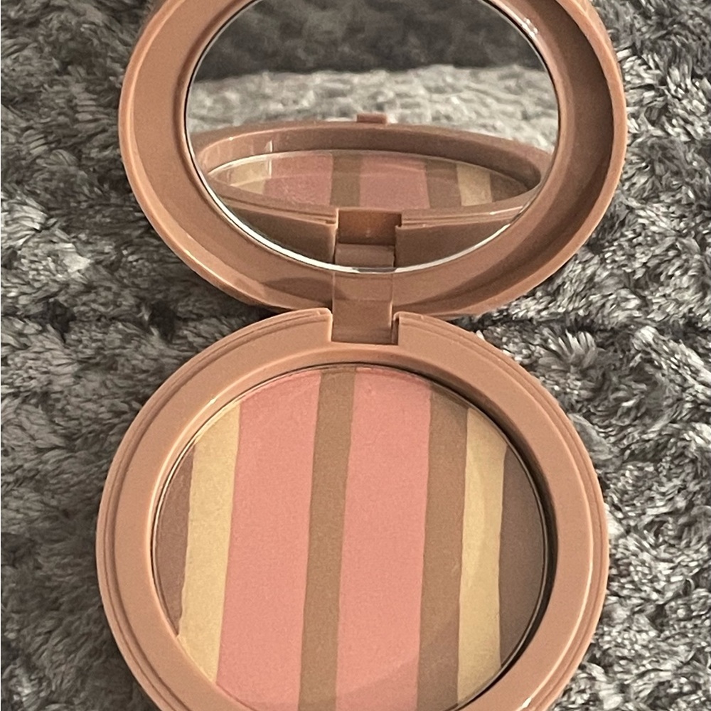 Multicolor Blush Palette
Island Glow